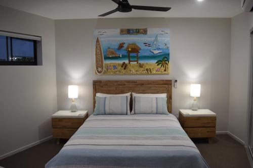 En eller flere senge i et værelse på Upmarket Comfortable Large 2 Bed 2 Bath, OCEAN VIEWS, 250m to BUDDINA BEACH!