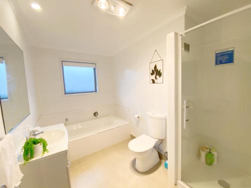 Vonios kambarys apgyvendinimo įstaigoje Cosy Rotorua center holiday home