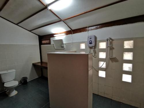a bathroom with a toilet and a sink at Tadlo Lodge in Ban Nongtoung