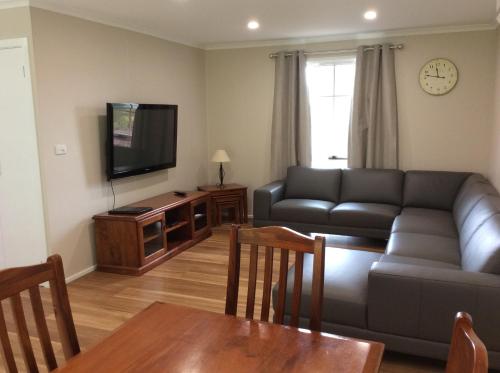 TV a/nebo společenská místnost v ubytování Winbi River Resort Holiday Rentals