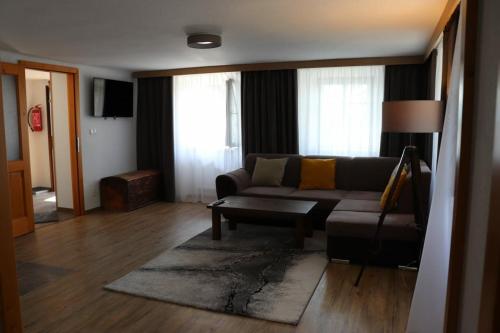 un soggiorno con un divano e un tavolo di Vila Anička Vimperk a Vimperk