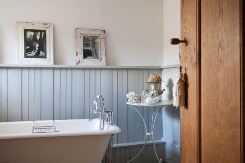 Bathroom sa Dormestone House by Bloom Stays