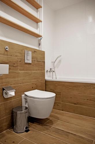 a bathroom with a toilet and a bath tub at Dom Wczasowy Beskidy in Wisła