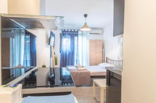 ein Wohnzimmer mit einer Küche und einem Esszimmer in der Unterkunft DNS Apartments in Kavala