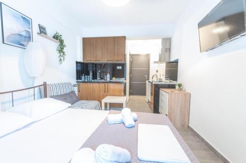 un soggiorno con 2 letti e una cucina di DNS Apartments a Kavala