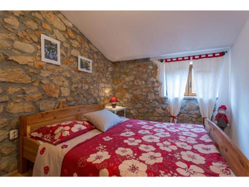 um quarto com uma cama e uma parede de pedra em Modern Holiday Home in Polje with Air Conditioning em Polje