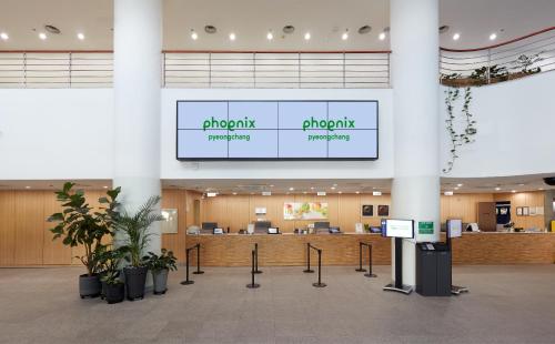 un lobby hospitalario con una señal de que el lector de diagnóstico de urgencia en Phoenix Resort Pyeongchang, en Pyeongchang