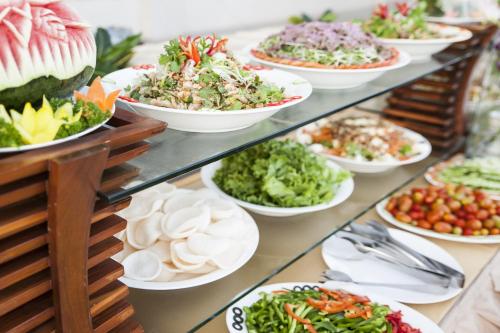 uma vitrine cheia de pratos alimentares em Phan Thiet Ocean Dunes Resort em Phan Thiet