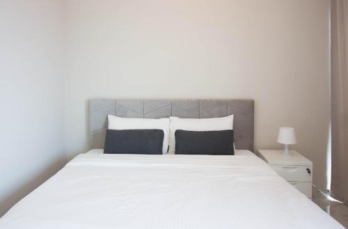 Llit o llits en una habitació de Fully Furnished Studio - MAG 560 - 621