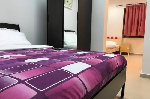 アテネにあるAthens Spirit 49 katechaki apartmentの紫と白のベッド