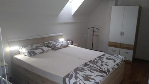 1 dormitorio con 1 cama grande en una habitación en Počitniška hiša Nad Sočo, en Bovec