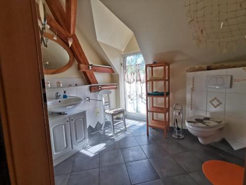 a bathroom with a sink and a toilet at Ferienwohnung Rummelsmühle in Ergersheim