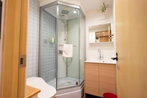 東京にあるT-home 1Fのバスルーム(シャワー、トイレ、シンク付)