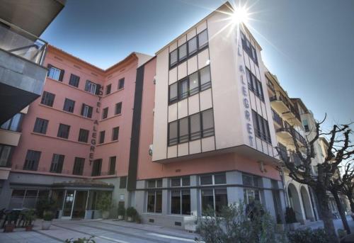 a building with the sun shining on top of it at Hotel Alegret in Tremp
