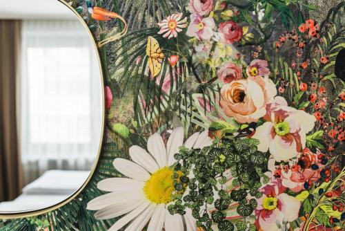 فندق التشتات فايسه تاوبه في سالزبورغ: مرآة بها لوحة من الزهور والفراشات