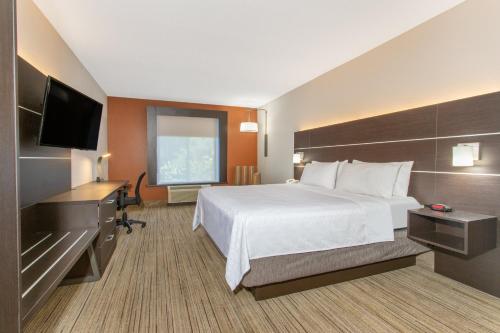 Tempat tidur dalam kamar di Holiday Inn Express Silver Springs - Ocala, an IHG Hotel