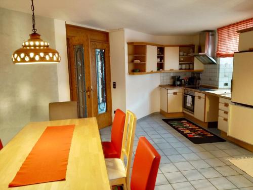 Ett kök eller pentry på Ferienhaus Marré - mit Grill, Feuerstelle und Gartensauna