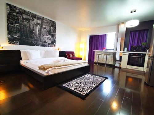 ein Schlafzimmer mit einem Bett und ein Wohnzimmer in der Unterkunft Studio G by MRG Apartments in Bukarest