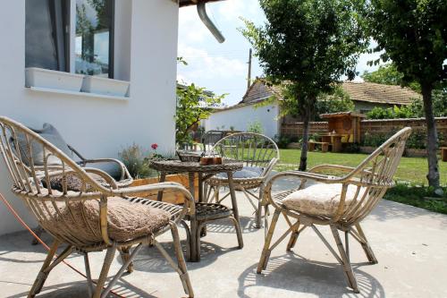 un grupo de sillas y una mesa en un patio en Guest house BULGARKA, en Dibich