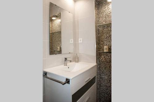 a bathroom with a sink and a mirror at STAY TOLETVM Apartametos turísticos in Toledo