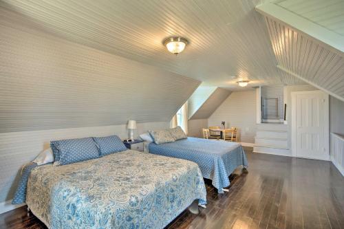 een slaapkamer met 2 bedden op een zolder bij Modern Decatur Farmhouse Getaway and Deck and Backyard in Decatur
