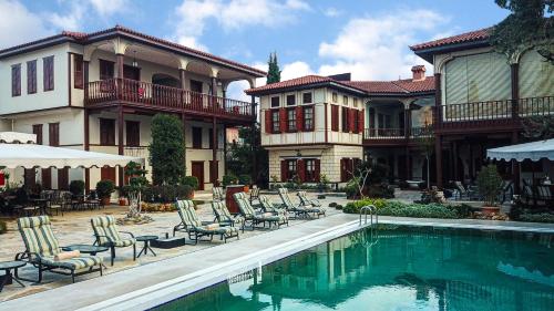 um resort com uma piscina em frente a alguns edifícios em RuinAdalia Hotel - Adult Only em Antalya