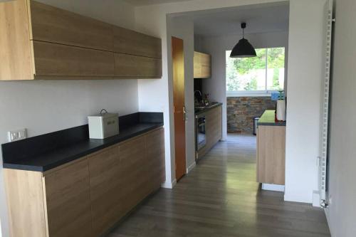 une cuisine avec un comptoir et une cuisine avec dans l'établissement vue cap canaille et proche centre, à Cassis