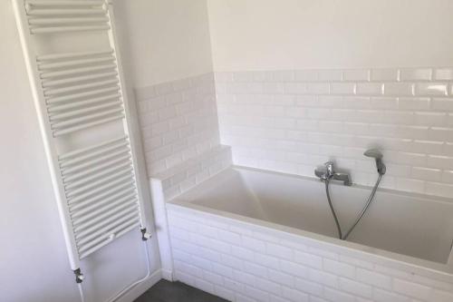 La salle de bains blanche est pourvue d'une baignoire et d'une douche. dans l'établissement vue cap canaille et proche centre, à Cassis