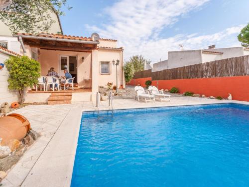 Bazén v ubytovaní Holiday Home Castelló near Empuriabrava alebo v jeho blízkosti