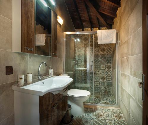 y baño con lavabo, aseo y ducha. en The Castle, en Gokceada Town
