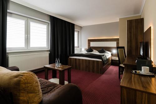 Un pat sau paturi într-o cameră la Hotel Menhard
