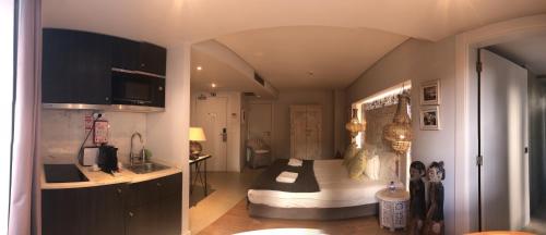 pokój z łóżkiem w środku pokoju w obiekcie Dalma Old Town Suites w Lizbonie