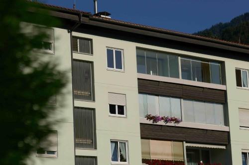 een gebouw met ramen en bloemen in een raamkozijn bij Apartment Sonnenlicht in Schruns