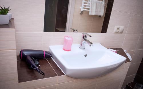y baño con lavabo blanco y espejo. en Luxury.ap, en Ivano-Frankivsk