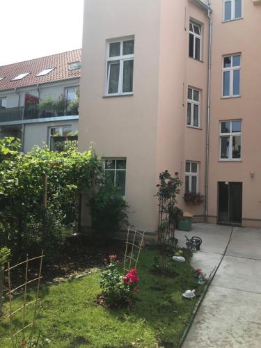 a garden in front of a building at Ferienwohnungen am Ruppiner See und Fontane Therme in Neuruppin