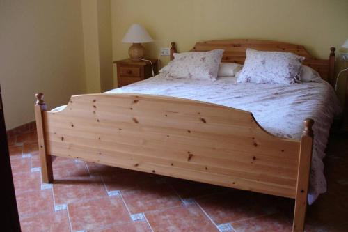 een groot houten bed in een slaapkamer met bij Casa Karen in Vallehermoso