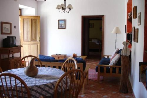 een woonkamer met een tafel en een bank bij Casa Karen in Vallehermoso