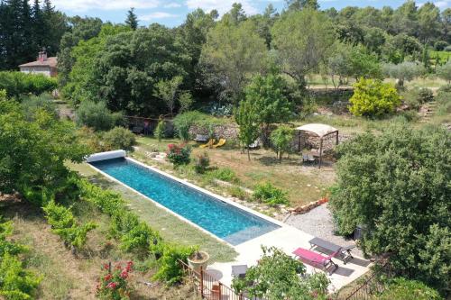 una vista aérea de una piscina en un jardín en Les Vignes de Terrisse, en Entrecasteaux