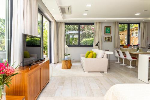 a living room with a television and a couch at Fazenda Viegas in Lagos