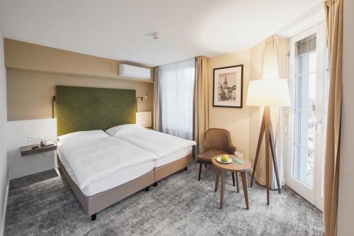 
Ein Bett oder Betten in einem Zimmer der Unterkunft Hotel Löwen am See
