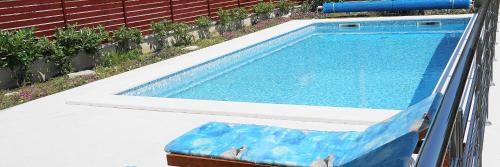 Bazén v ubytování Apartments Jukic nebo v jeho okolí