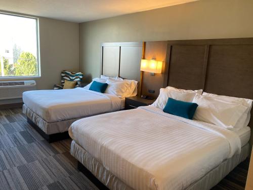 A bed or beds in a room at Simple Suites Boise Airport