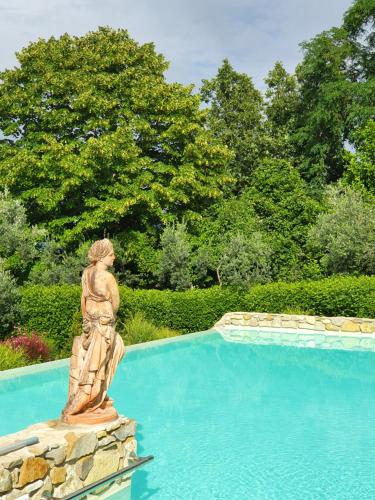 a statue sitting next to a swimming pool at Residenza Il Colle in Impruneta