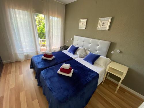 1 dormitorio con 1 cama grande y 2 toallas. en Victoria Beach Salou - Exclusive For Families, en Salou