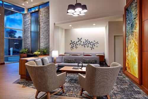 Χώρος καθιστικού στο Hyatt Place Los Angeles / LAX / El Segundo