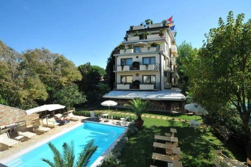 an image of a house with a swimming pool at Hotel Bacco in Lido di Camaiore