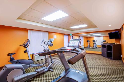 a gym with cardio equipment in a hotel room at Baymont by Wyndham Gallatin in Gallatin