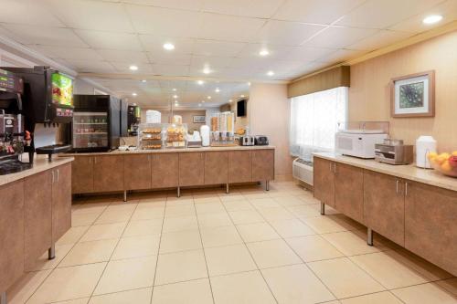 a restaurant with a cafeteria with a food counter at La Quinta Inn by Wyndham Minneapolis Airport Bloomington in Bloomington