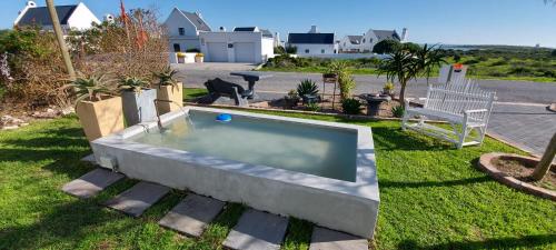 Der Swimmingpool an oder in der Nähe von Allview Selfcatering Apartments Jacobsbaai