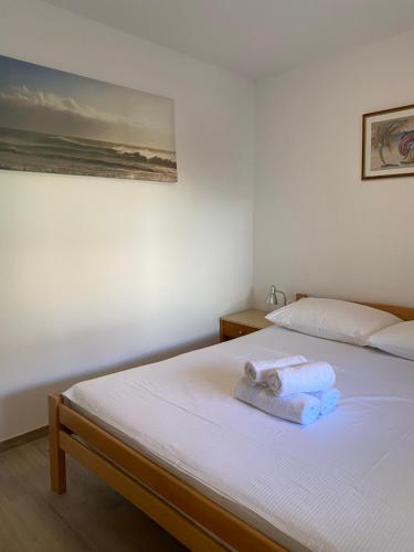En eller flere senge i et værelse på Apartmani Spajić Duboka